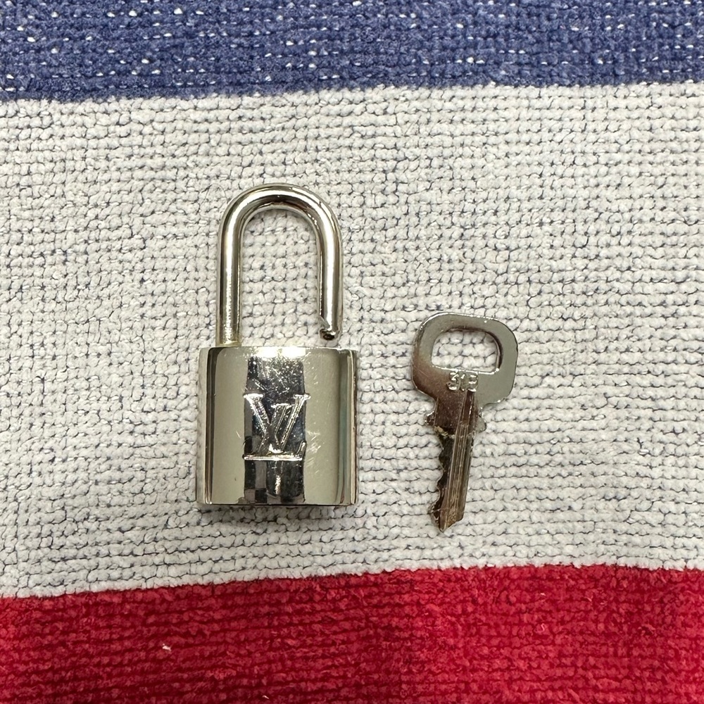 #318 SILVER Louis Vuitton Lock & Key